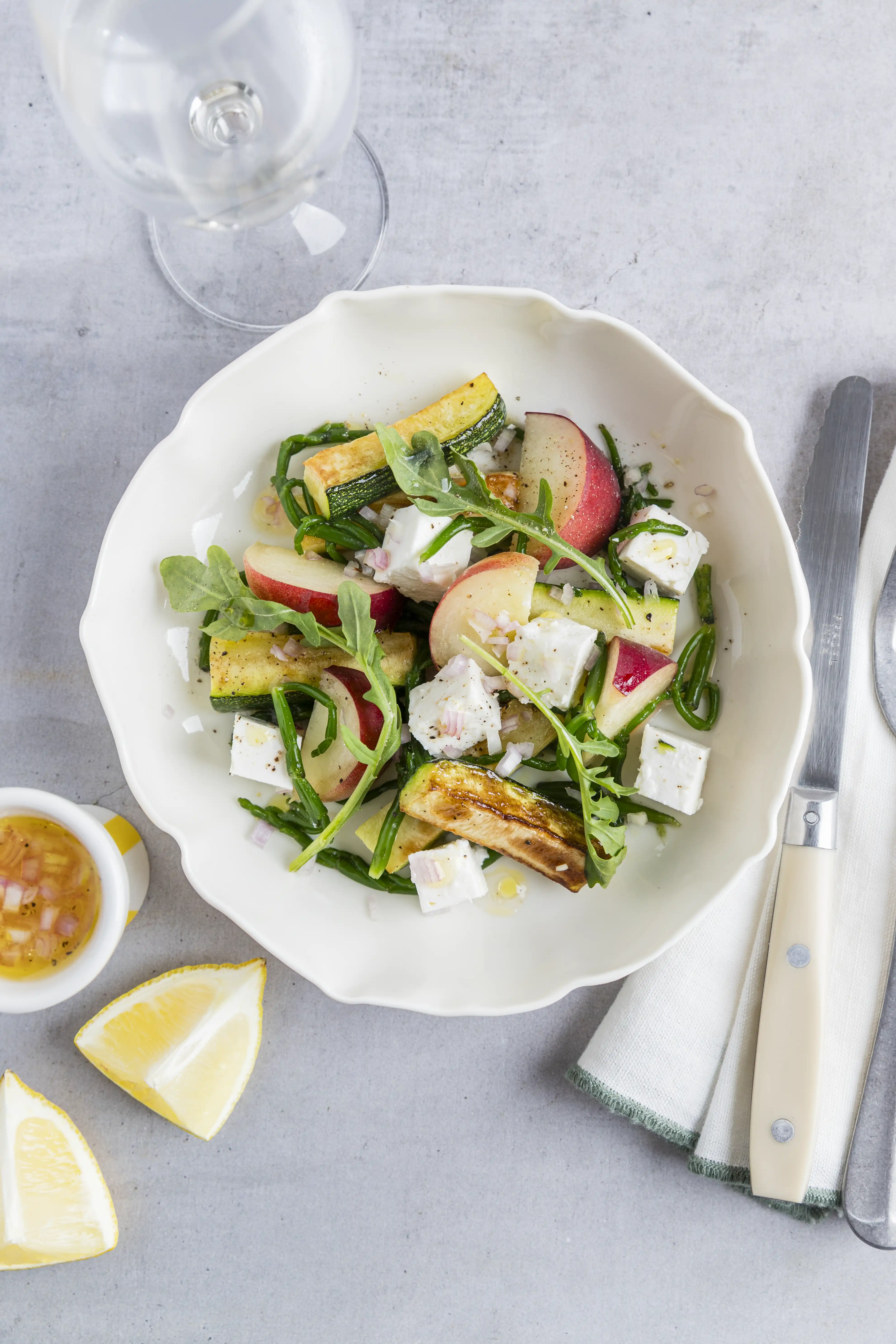 Salade fraîcheur féta, pêche, salicorne
